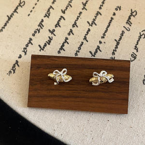 ต่างหูดีไซน์ครัวซองต์สำหรับผู้หญิงมีขนาดเล็กและทันสมัย ​​สง่างามและเข้ากับทุกชุด - Product Image 6