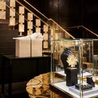 Armoire de présentation en verre luxueux avec cadre doré, éclairage LED, forme d'arc, dimensions personnalisables et résistante