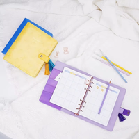 Carnet de notes en cuir PU avec mécanisme à anneaux, fermeture à pompon et ceinture