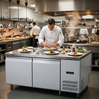 Table de travail réfrigérée en acier inoxydable pour la restauration, avec réfrigérateur sous comptoir et plan de travail en tuyaux de fer