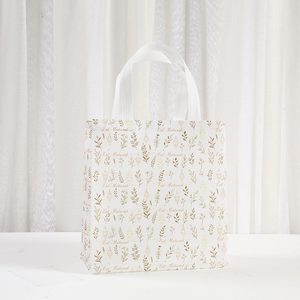 Collection de sacs cadeaux pour la célébration de l'Eid, 4 designs élégants en blanc ornés de détails dorés scintillants représentant des châteaux et des fleurs, Ramadan - Product Image 5