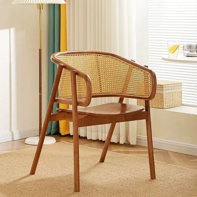 Moderne französische Rattan-Stühle und Tisch wabi-sabi Wohnmöbel Natur-Rattan-Stühle für draußen