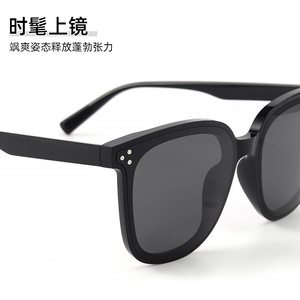Nuevas Gafas de Sol Unisex de Moda con Lentes de PC Polarizadas UV400, Montura Negra Tipo 3, para Uso en Exteriores - Product Image 2