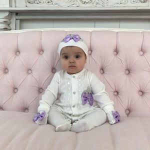 Ensemble 4 pièces 'Take Me Home' pour femme enceinte de 39 semaines : Combinaison, couverture pour bébé, bonnet, moufles, chaussures et parure de bijoux couronne royale pour photographie - Product Image 3