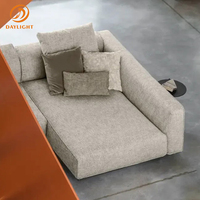 Canapé modulaire en tissu en forme de L, design minimaliste et épuré, avec base métallique basse et dossier en coussin moelleux, pour salon de luxe