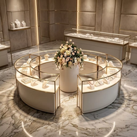 Vitrine de présentation de bijoux haut de gamme, modulaire, ronde, sur mesure, avec bordure en métal doré et vitrine combinée en verre incurvé