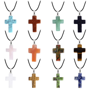 Collana classica <span class=keywords><strong>con</strong></span> ciondolo a <span class=keywords><strong>croce</strong></span> 25*18mm colori misti <span class=keywords><strong>con</strong></span> corda in pelle colorata in pietra naturale per feste e regali - Product Image 1