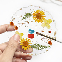 Présentoir de couleurs pour nail art en résine avec motifs feuille d'or, fleurs séchées, cœur et couronne - Style rétro