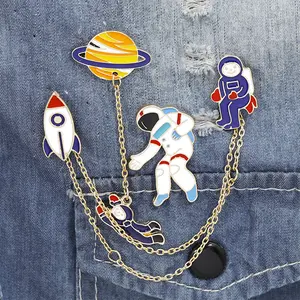 Broche de dibujos animados japoneses serie espacial planeta astronauta broche pin insignias metal logotipo personalizado