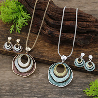 Boucles d'oreilles pendantes T66 en cercle ondulé, bijoux chic en émail avec anneaux concentriques imbriqués