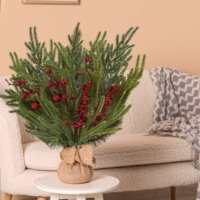 Aiguilles et branches de pin de fruits rouges artificiels Offre Spéciale pour la décoration de la maison de Noël Verdure de vente directe d'usine