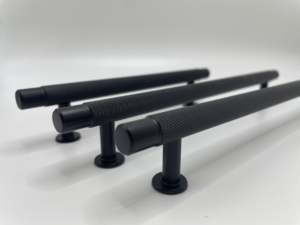 ידיות פלדה עגולות מתכווננות בצבע שחור מט עם טקסטורה מחורצת לשימוש בריהוט-מטבח וחדר שינה - Product Image 3