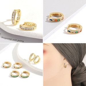 Boucles d'oreilles Huggies plaquées or 18 carats en zircon cubique, nouveauté géométrique pour femmes et jeunes filles, vente en gros à prix abordable - Product Image 2