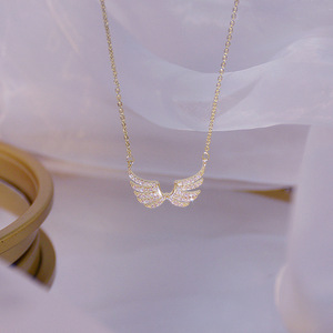 Collana con ali placcate in oro con strass di cristallo, ciondolo romantico per l'uso quotidiano, gioielli unisex - Product Image 3