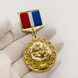 Tenere un <span class=keywords><strong>loto</strong></span> 3D <span class=keywords><strong>oro</strong></span> inciso personalizzato distintivo dell'emblema <span class=keywords><strong>d</strong></span>'onore souvenir - Product Image 1