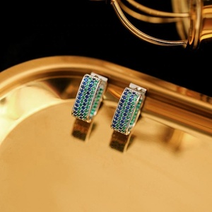 Boucles d'oreilles clous pour femmes, micro-zirconium incrusté, design unique européen et américain, style tendance et luxueux - Product Image 5