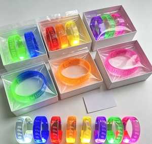 Bracelet moderne personnalisé avec logo imprimé en sérigraphie sur TPU transparent, éclairage LED coloré, avec 3 piles LR41 pour les fêtes et les spectacles en direct - Product Image 6