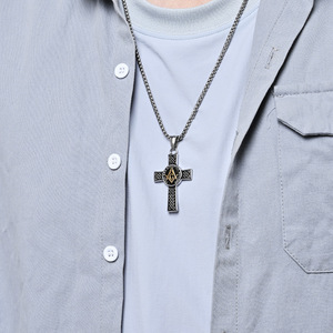 Collar con cruz masónica retro de Yunnique, colgante de acero titanio con nudo celta, resistente al desgaste, joyería de Dongguan - Product Image 3