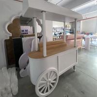 Keranjang makanan penutup akrilik putih desain populer Bar dapat dilipat dengan roda tampilan makanan untuk dekorasi acara pernikahan