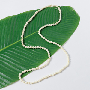 Collar de Flores Pequeñas de Pikake Hawaianas de Resina, Estilo Tropical, para Graduación, Bodas y Bailes - Product Image 1