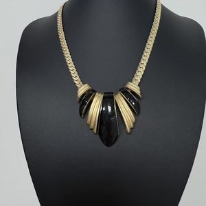 Hot Retro Black Gold Triángulo invertido Aleación de cobre Cadena de hueso de <span class=keywords><strong>serpiente</strong></span> Temperamento Mujeres con cadena cubana Collar con colgante de oro - Product Image 2