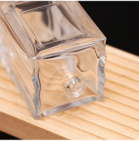 Flacon de parfum carré transparent personnalisable, nouveau design, vide, avec pulvérisateur à pompe, emballage en verre avec diffuseur à bâtonnets