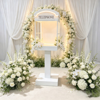 Stand de livre d'or audio pour la plantation de printemps avec guirlande lumineuse, cabine téléphonique londonienne, photomaton pour la décoration de toile de fond de fêtes et de mariages