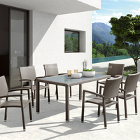 Salle à manger en plein air, restaurant, café, bar, table haute et chaises, ensemble, bistro français de luxe moderne, meubles en métal pour café