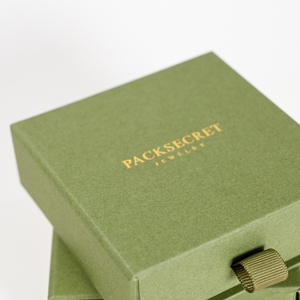 กล่องใส่เครื่องประดับทรงสี่เหลี่ยมสีเขียวรุ่นใหม่จาก PackSecret พร้อมโลโก้สีทองแบบกำหนดเอง ปิดด้วยแม่เหล็ก เหมาะสำหรับสร้อยคอและกำไลข้อมือ - Product Image 6