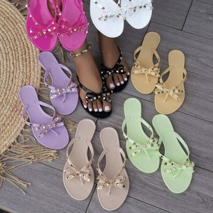 Sandales plates de plage pour femmes Nouveau modèle Sandales en gelée Chaussons Designs Logo personnalisé Sweet Ladies Rivet Noeuds papillon Tongs plates - Product Image 1
