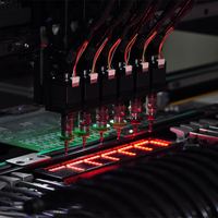 Machine de placement robotisée à 6 têtes LED flexibles pour la fabrication de robots, équipement SMT de placement et de montage de circuits imprimés
