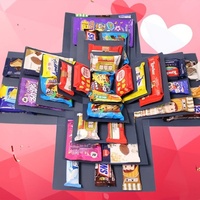 Boîte cadeau pliable en carton ivoire avec estampage et design surprise à effet explosion pour bonbons, mariages et célébrations d'anniversaire