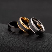 Bague en acier inoxydable de 8mm Bague en fibre de carbone noire Bague de mode pour hommes