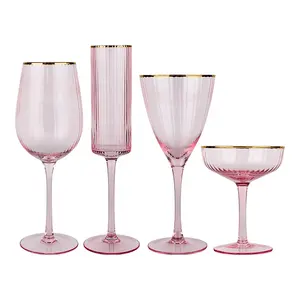 Commercio all'ingrosso artigianale personalizzato unico bordo dorato colorato a coste bicchieri da vino calice di cristallo rosa caldo coupé bicchiere da vino rosso