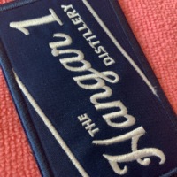 Patch de broderie logo 3D en relief bleu marine, emblème de broderie textile à bordure surplombée pour veste