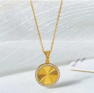 Collares con Colgante Ovalado de Corazón, Trébol y Mariposa con Borde de Circonitas |   Acero Inoxidable con Baño de Oro PVD de 18K |   Joyería Hipoalergénica e Impermeable para Mujer - Product Image 3