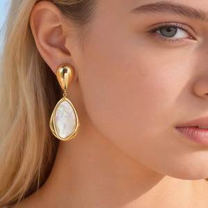 Pendientes de <span class=keywords><strong>Aro</strong></span> Huggie de Acero Inoxidable 316L con Concha de Oro de 18K para Mujer, Diseño de Concha de Vieira, Impermeables, Joyería Estilo Sirena para la Playa - Product Image 2