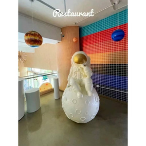Sculpture d'astronaute sur la Lune en résine avec éclairage LED, taille et couleur personnalisables pour la décoration commerciale - Product Image 3