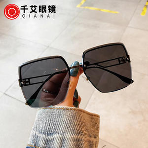 D4 00192 แว่นกันแดดขนาดใหญ่ทรงสี่เหลี่ยมครึ่งกรอบกรอบสีทอง UV400 น้ำหนักเบา ทุกเพศ สีเทา สีเงิน ผิวด้าน - Product Image 4