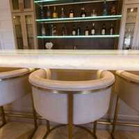 Comptoir de bar contemporain en marbre haut de gamme sur mesure, design à bords lumineux, rangement à vin intégré, écologique, durable, pour hôtel haut de gamme