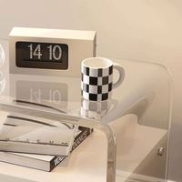 Table de chevet minimaliste moderne en acrylique transparent, bords arrondis doux, pour intérieurs de chambres à coucher de couleur crème