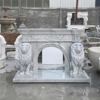 Cadre de cheminée décoratif européen en marbre blanc sculpté avec statues de lions en pierre pour décoration intérieure