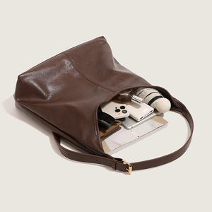 Bolso bandolera de gran capacidad de cuero marrón oscuro, bolso de mujer de diseño retro minimalista - Product Image 5