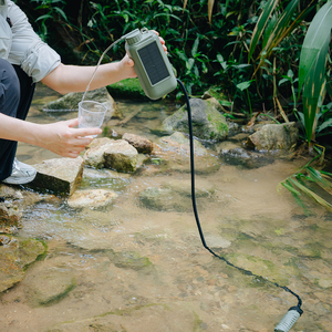 Lampe de signalisation et de purification d'eau portable d'extérieur 2025 avec charge USB Type C et fonction de survie par filtration d'eau intégrée - Product Image 1