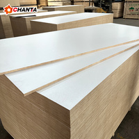 Chaises blanches modernes en contreplaqué courbé avec panneau mélaminé de 12 mm résistant à l'humidité