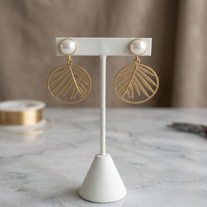 Boucles d'oreilles créoles dorées en forme de feuille avec perle pendante, bijoux d'oreille vintage tendance pour femme, idéales pour les fêtes et mariages - Product Image 3