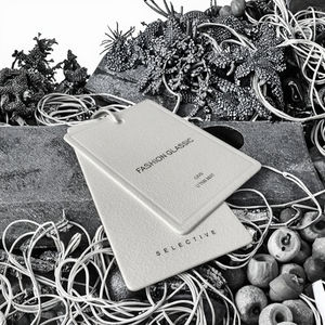 Étiquettes volantes en carton holographiques vertes recyclables avec logo personnalisé de luxe pour vêtements <span class=keywords><strong>T</strong></span>-shirts Vestes Chaussures Chaussettes Étiquettes de prix - Product Image 3