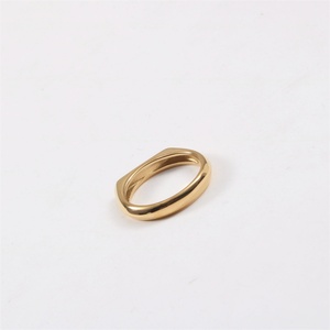 แหวนสแตนเลสสตีลเรียบง่าย ชุบทองรูปตัว D สำหรับใส่เป็นต่างหู - Product Image 4