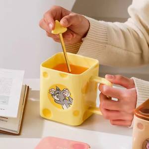 Taza de Cerámica Tom y Jerry con Diseño de Queso y Asa, Perfecta para Regalos, Primavera 2025 - Product Image 4