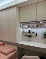 Ensemble de meubles compacts pour chambre d'enfant : armoires intégrées, bureau d'étude, éclairage LED, tons doux